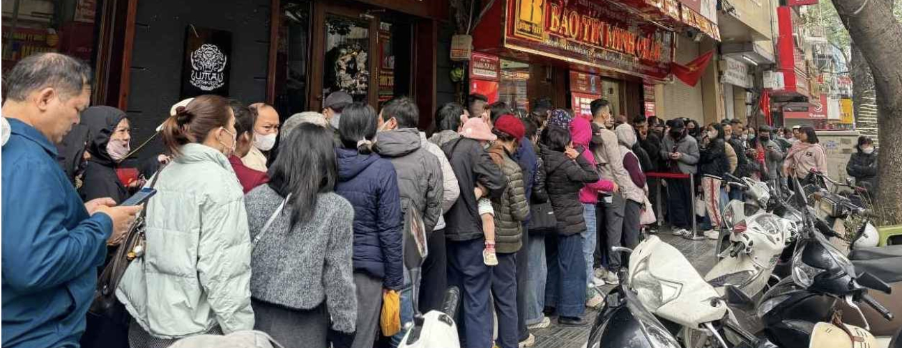 【#东南亚掀购金热#：新加坡有人排队超6小时，越南有金店一小时被扫空】#金价暴跌