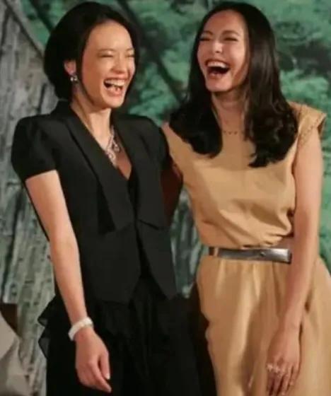 这俩美女真逗，笑成这样真可爱，这是啥好事让她们这么开心，这两个嘴笑得也太大了吧！