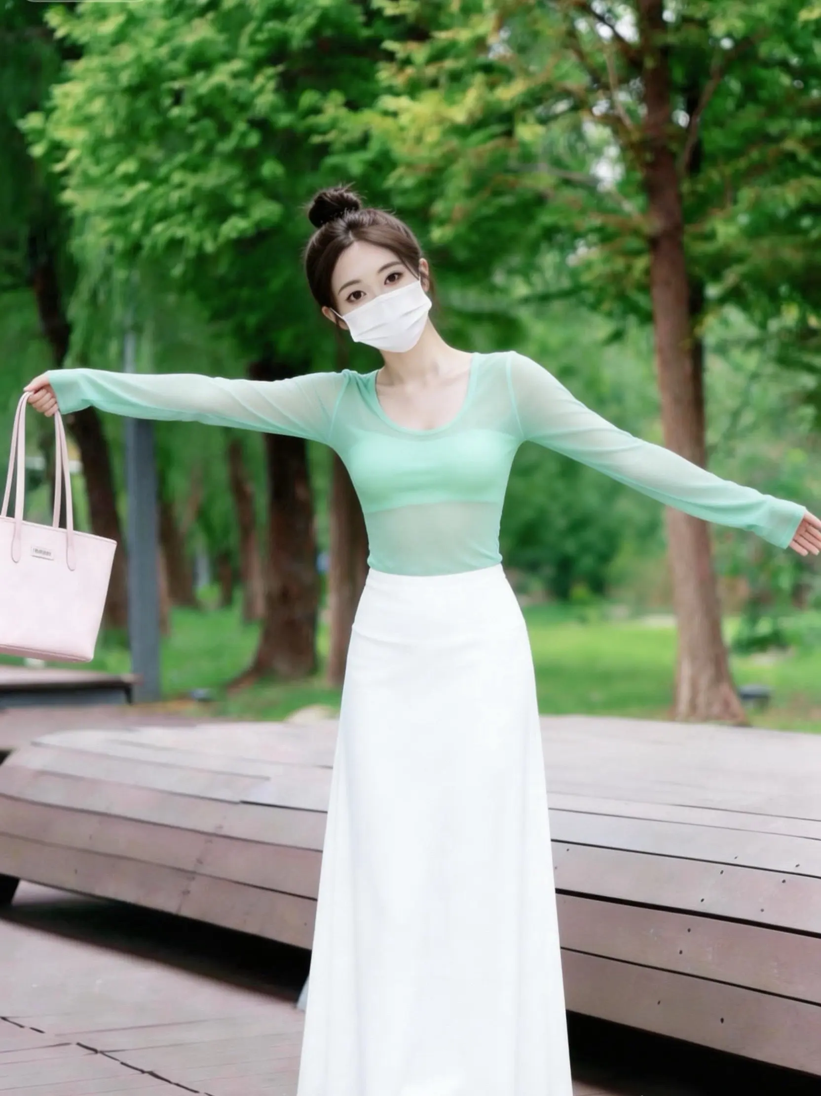 浅绿与白，是春天最干净的配色 ✨。     简约不简单，这才是高级感的日常穿搭！