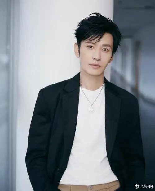 黄晓明对杨迪说不要欺负老年人 你好星期六赛前打趣不要欺负老年人，赛中冷静处理突发