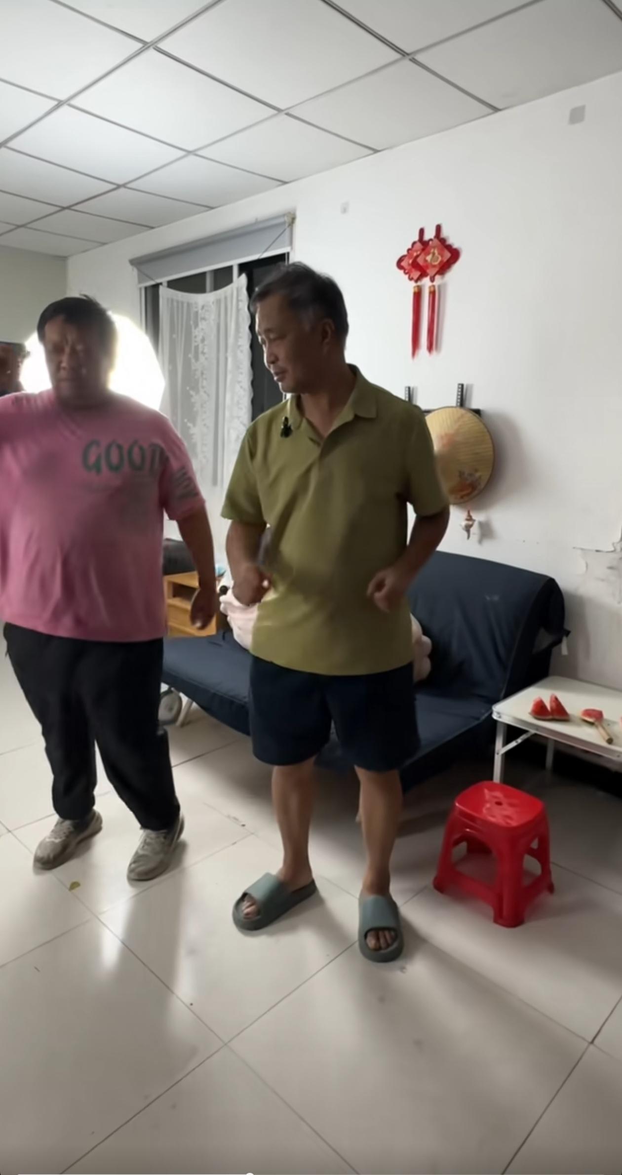 沈巍竟然学起了跳舞，他跟着一个大胖子扭来扭去，看着都很别扭。网友们评论，终于看到