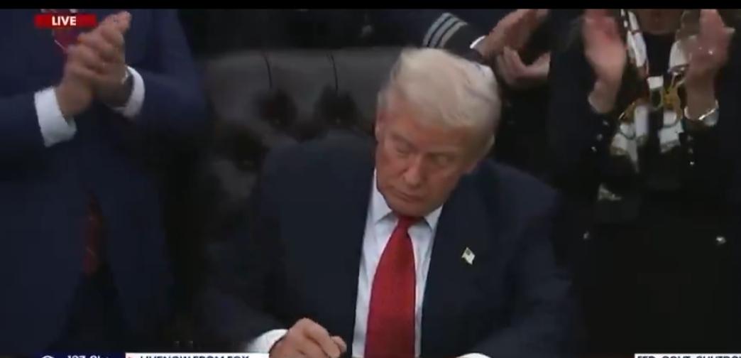 特朗普签署刚刚送到他案头的法案

现在——美国政府重新开放。结束了史上最长的 4