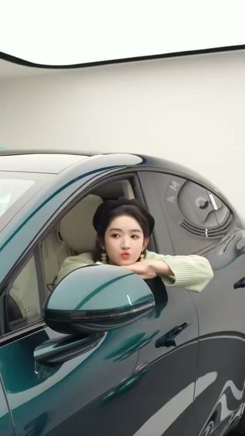 王玉雯 这把冲刘亦菲来的 之前刷到李连杰为女儿入手智界R7，近期又看到王玉雯喜提