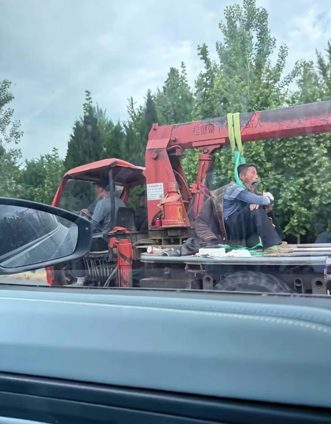 你大爷还是你大爷，这安全带系的，不服不行！