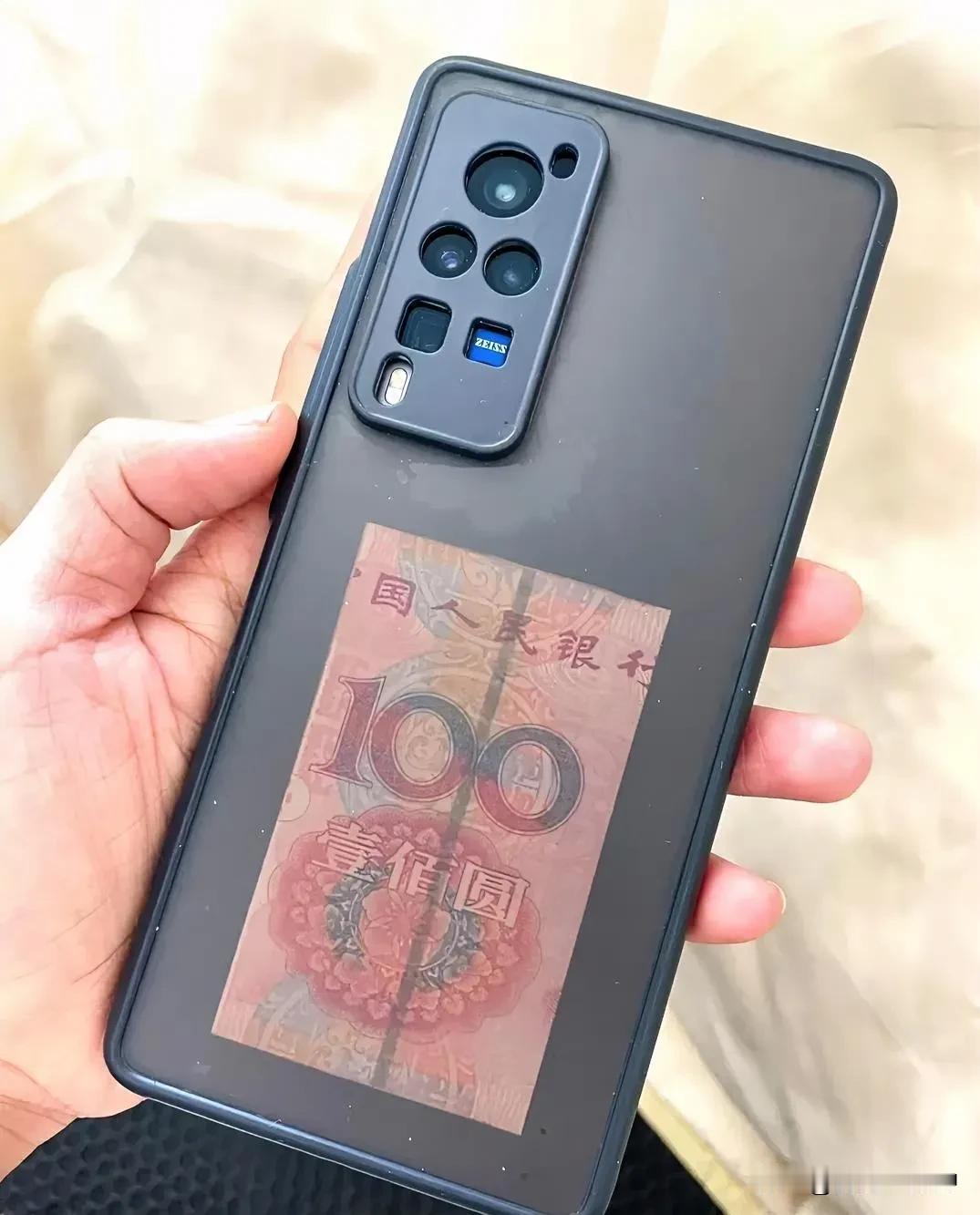 手机壳里面放百元钞票是什么意思啊？是玄学加持吗？
发现不少朋友都在手机壳背后放置