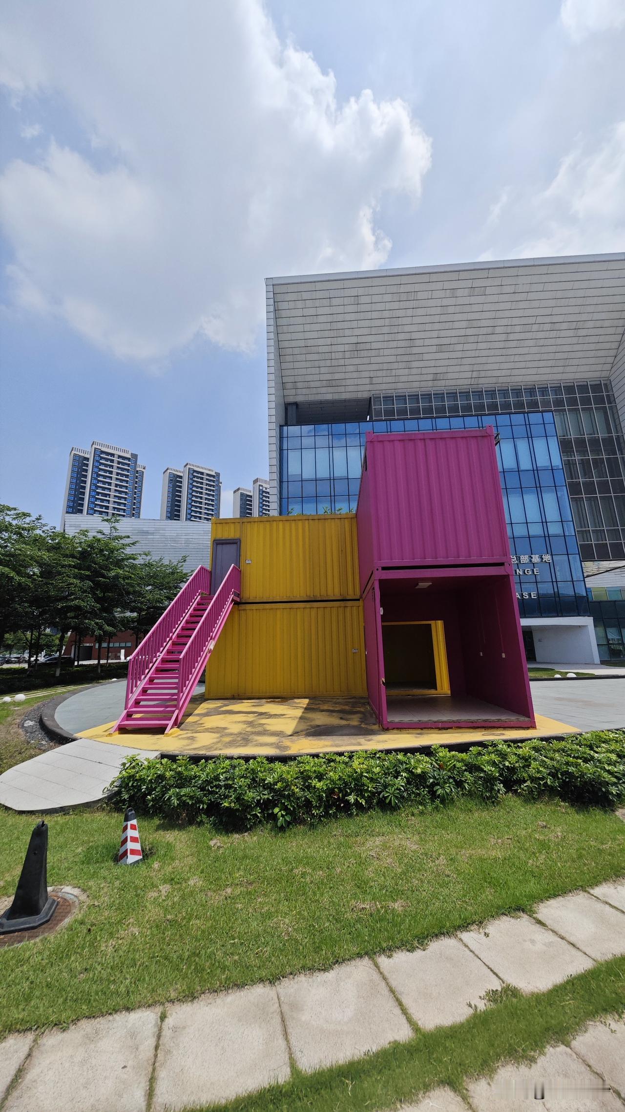 南沙又一个神奇的建筑，好像也就是在某大会的时候有用了一下下，然后就荒废了。
不过