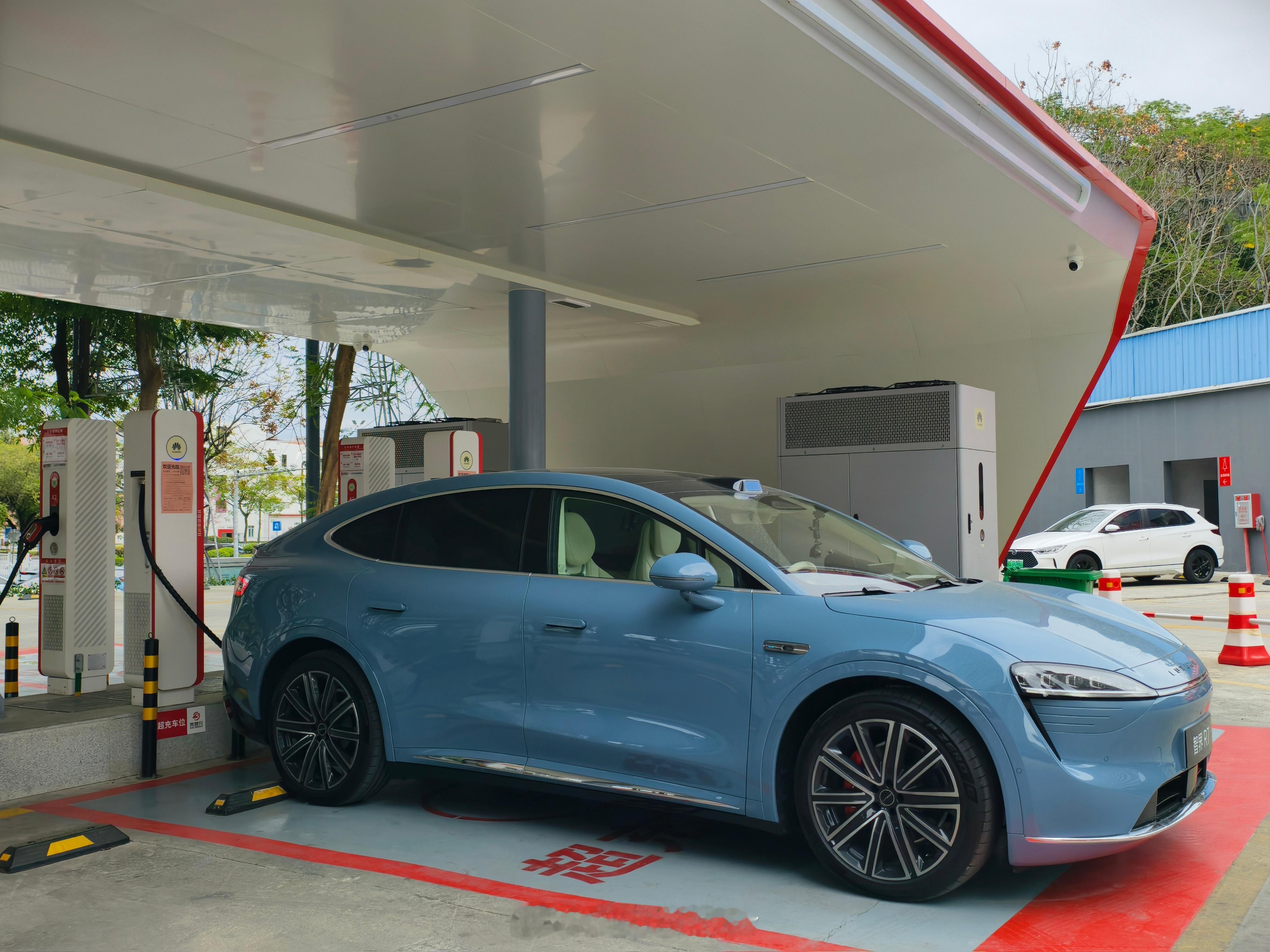 前几天开 R7 去华为 600kW 充电桩充电23%-90% 用了 30 分钟，