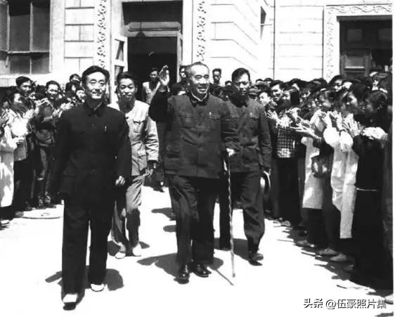 1961年5月5日，朱德委员长视察位于石家庄的华北制药厂的老照片。华北制药厂是“