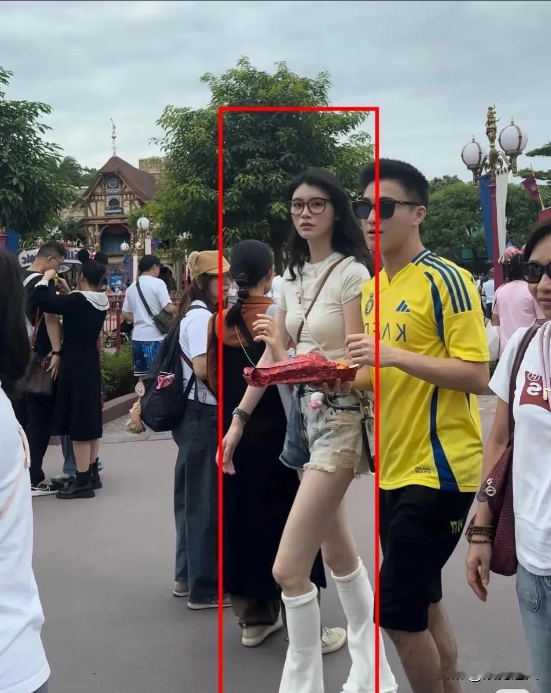 你们说这人啊，没有对比就没有伤害！
 
豪门太太奚梦瑶，不仅身材高挑，长相漂亮！