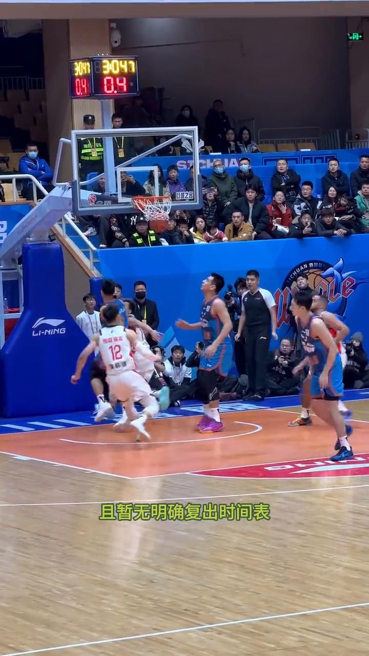 时隔300多天复出，郭艾伦仅出战两场便再度受伤，且暂无明确复出时间表。伤情出现在