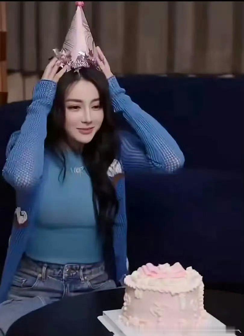 不咋胖生娃也不太可能，这么红几年不被拍吗除非不认孩子单纯脸状态差而已 