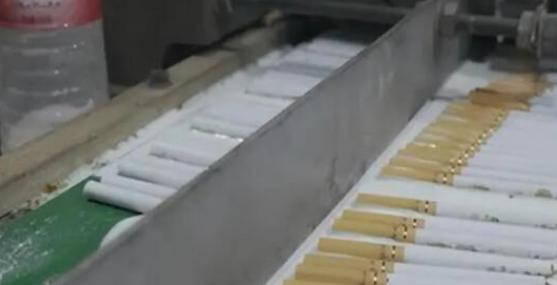 河南一小伙砸200万支起私生产线卷香烟，七天回本，55天流水破亿，落网时还梗着脖