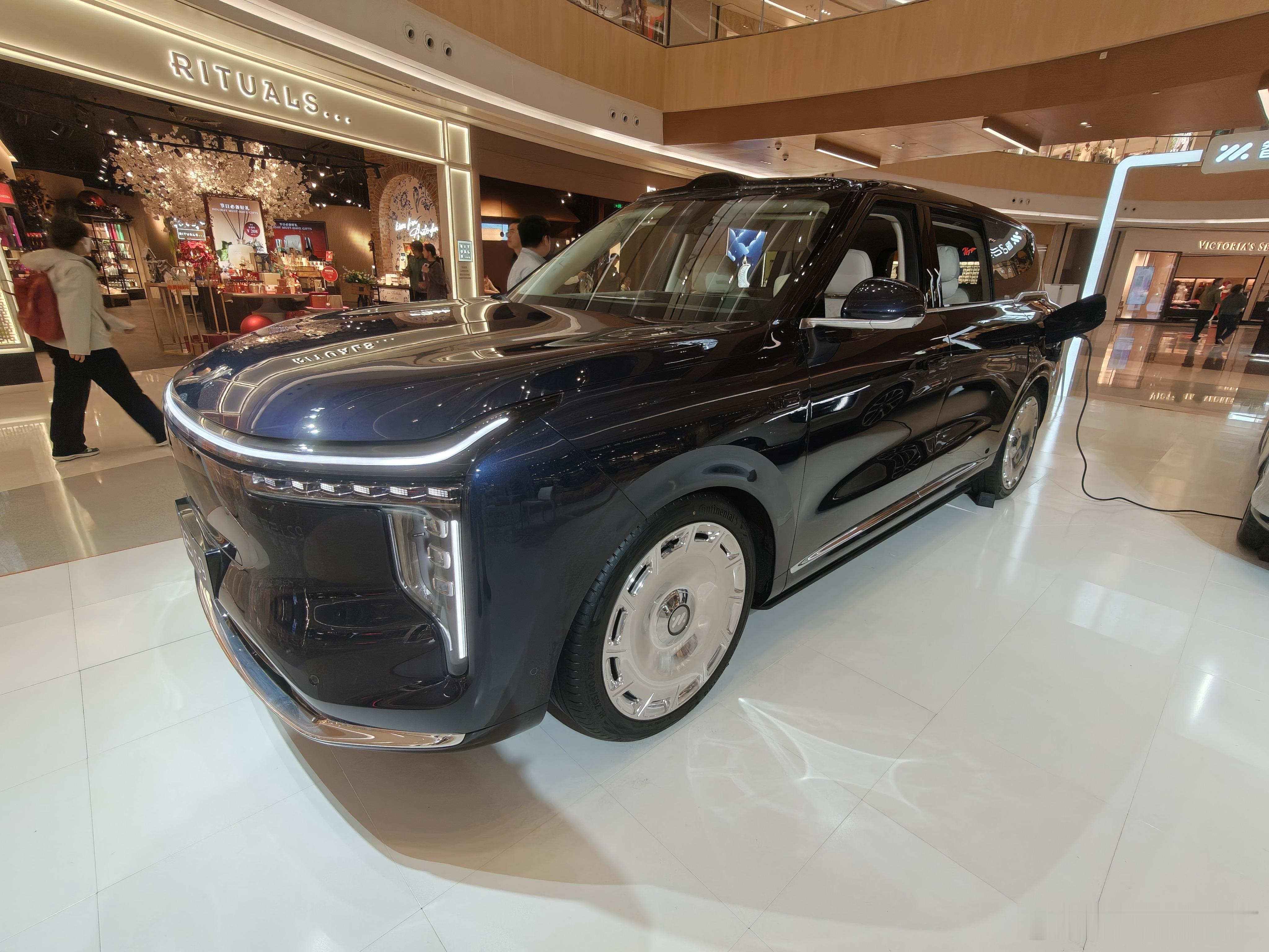 静态试了下 ，让人印象最深刻的是靠背机械按摩。不夸张的说，这套靠背机械按摩的体验