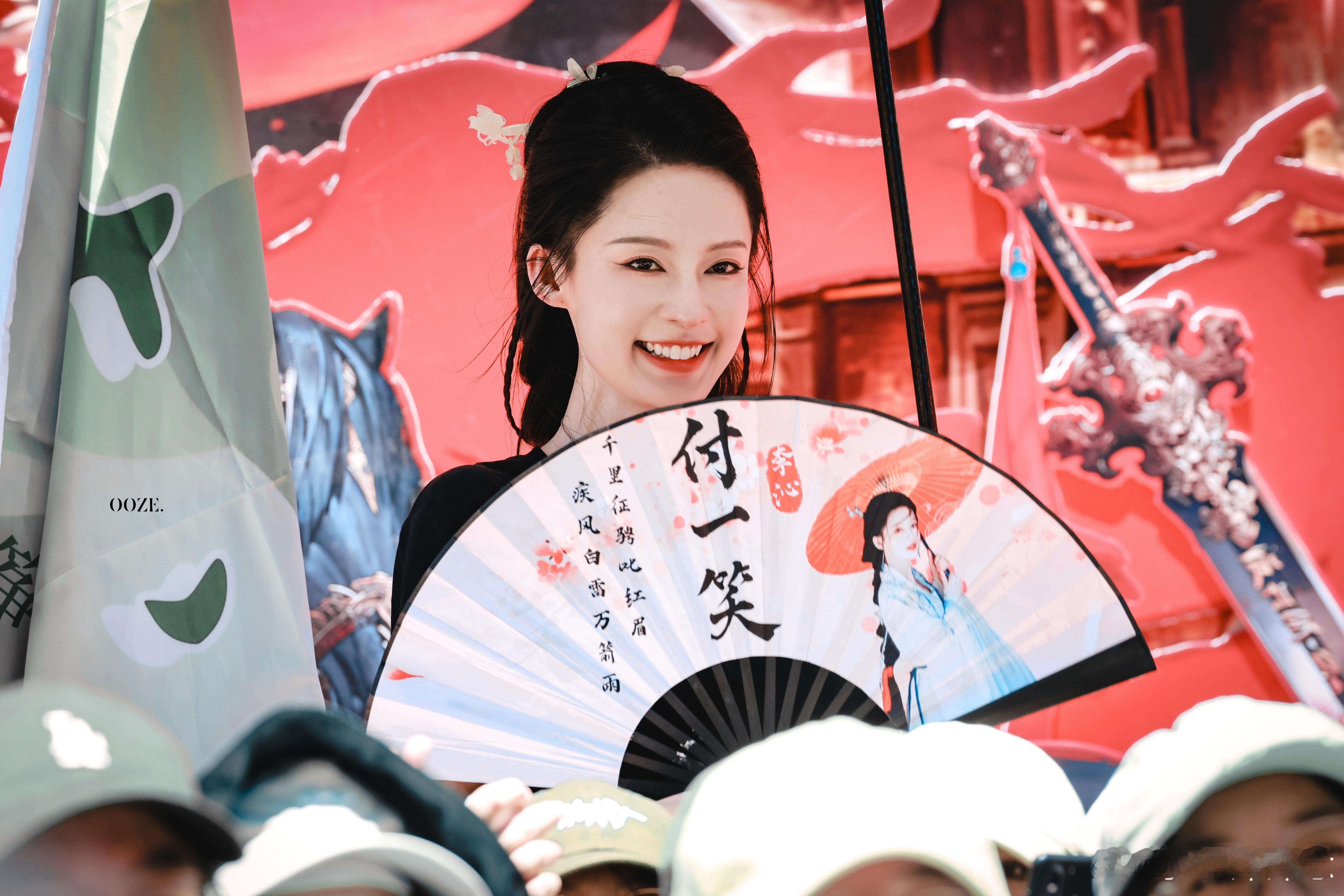 #李沁付一笑开机照#《一笑随歌》开机大吉！我期待已久的剧终于开机了！沁沁击鼓庆贺