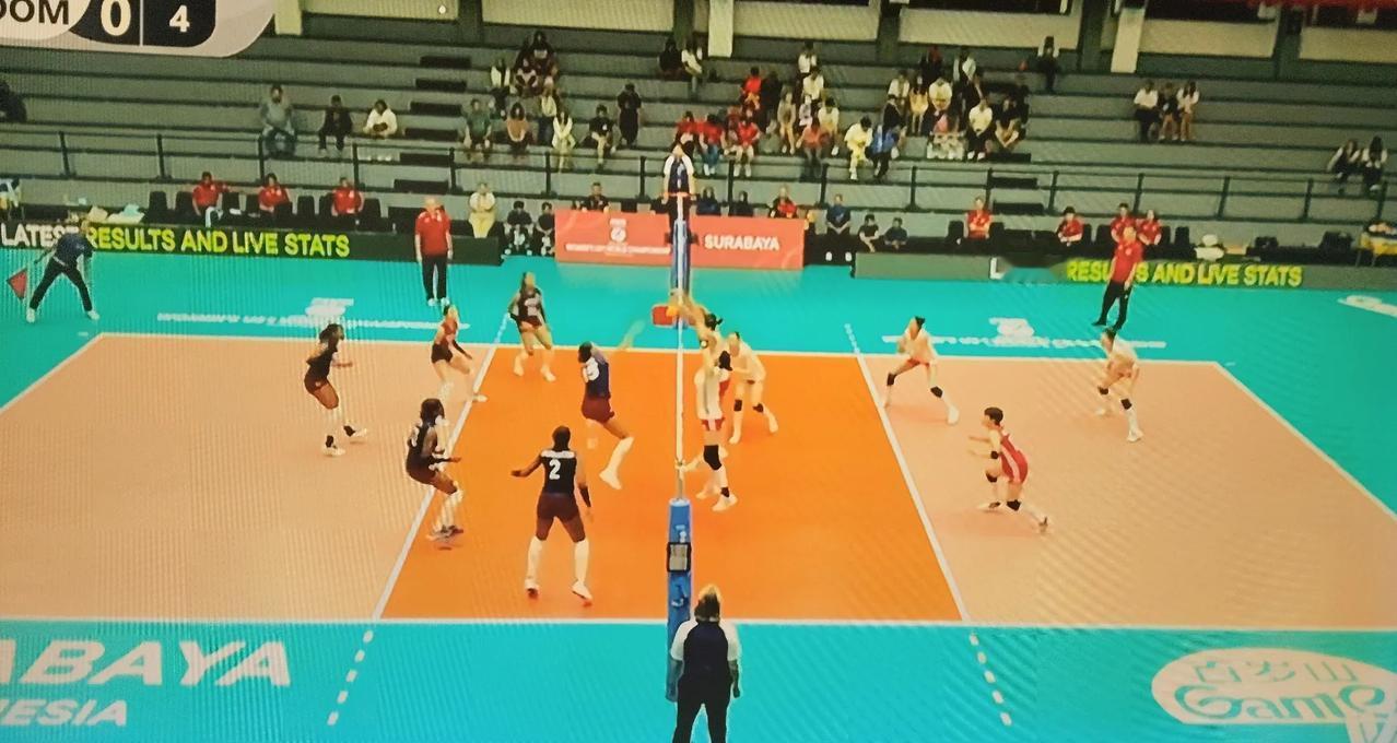 中国U21女排和多米尼加队进行了世锦赛小组赛的第三场比赛。中国队兵不血刃、砍瓜切