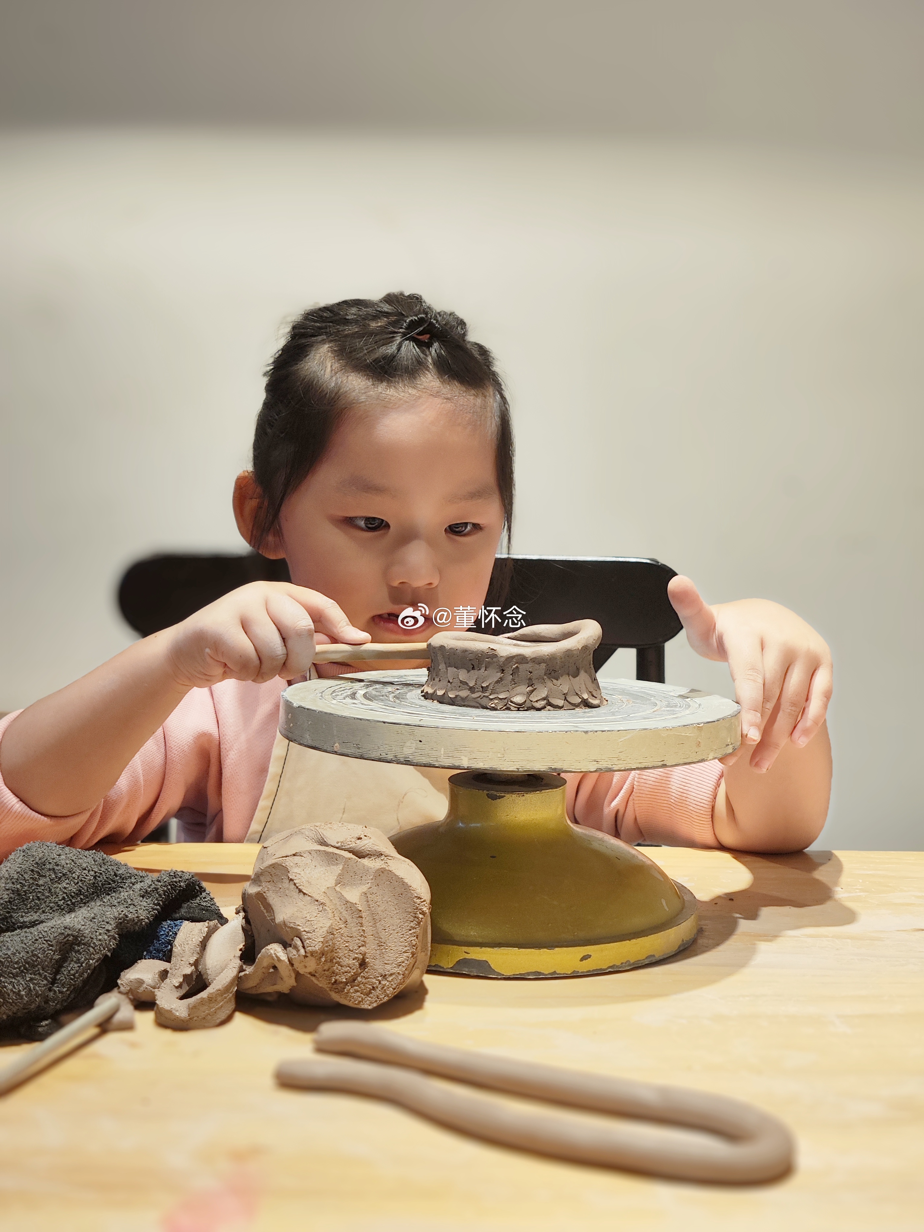 图3-6是去年6月来做陶瓷的。一年多时间长大了好多。现在答应孩子的事情要做到了，