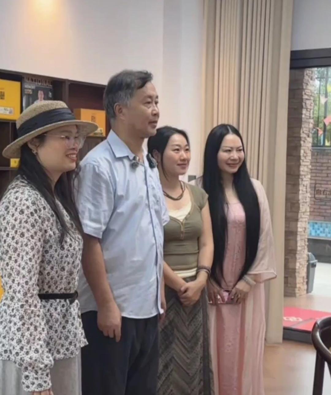 沈巍像孔子一样高大又不失儒雅，这些不仅来自于他的学问，也来自于他的修养，他的身上