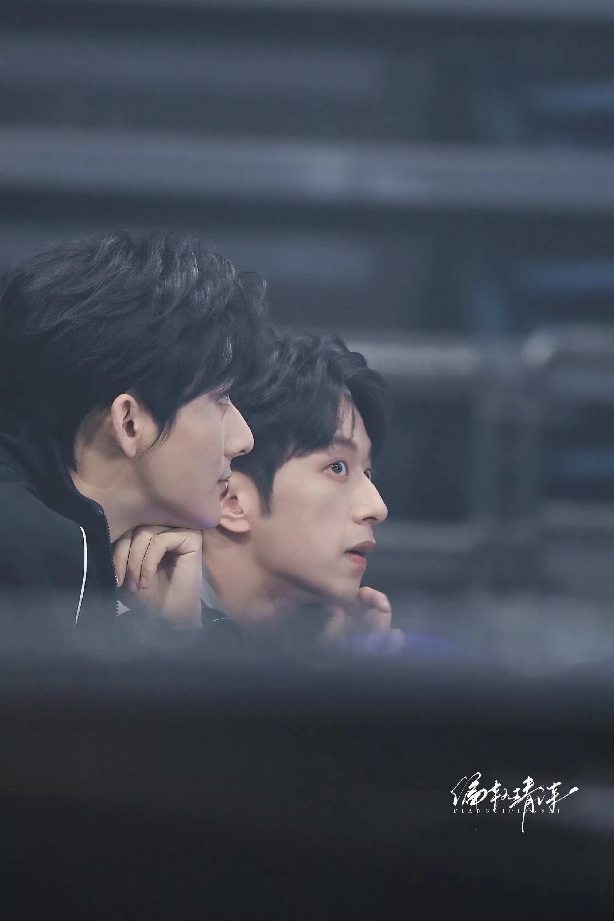 其实我昨天就想问了。。。你们两个亲嘴会不会被鼻子卡住。。。刷卡的时候爽飞了吧