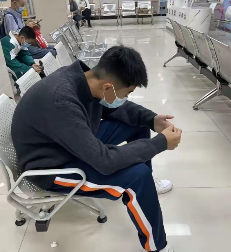 一个14岁的男孩，单亲爸爸突然晕倒要住院，他给亲戚打电话借钱，都说手头紧，走投无