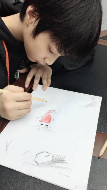 刘耀文画技真精进了刘耀文简笔画细节无论是颜色的搭配，还是线条的运用，耀文的创作体