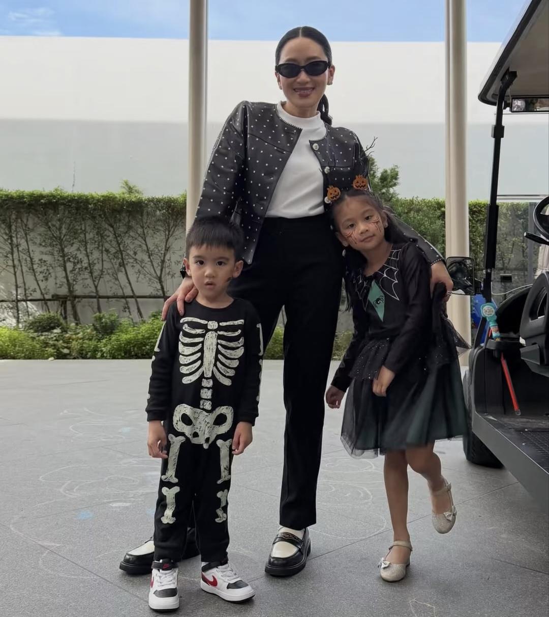 万圣节，佩通坦社交媒体发照配文：小猫是领养的， 有两只。当时两个孩子超级兴奋，坐