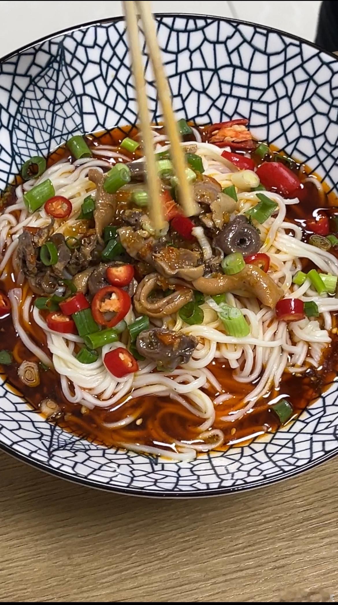 在公司头，减肥真的是个遥不可及的梦想，时不时就来个试样，这哪个遭的住哦。刚试了一