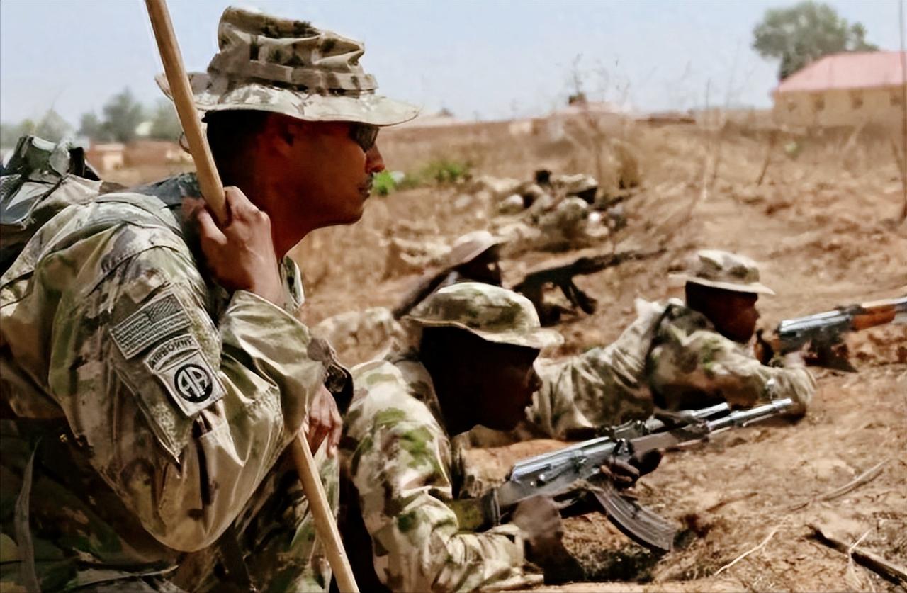 最近西非的尼日利亚可不太平，一边是极端组织的袭击接连不断，一边是美国突然宣布要往