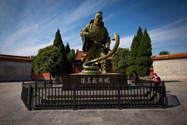 刘邦只比秦始皇小3岁？汉朝开国皇帝其实是“大秦老臣”那一代人