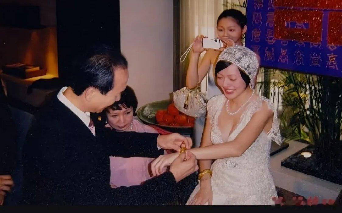 小S（徐熙娣）突然在社交平台晒出婚礼旧照，发长文悼念姐姐大S，婚礼旧照曝光，一句