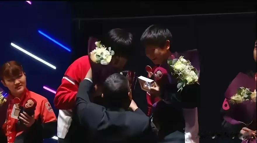 这温暖的一刻，以后还会不会有，金牌会有，就是喜欢摸孩子脸的“胖子”还会来吗？难怪