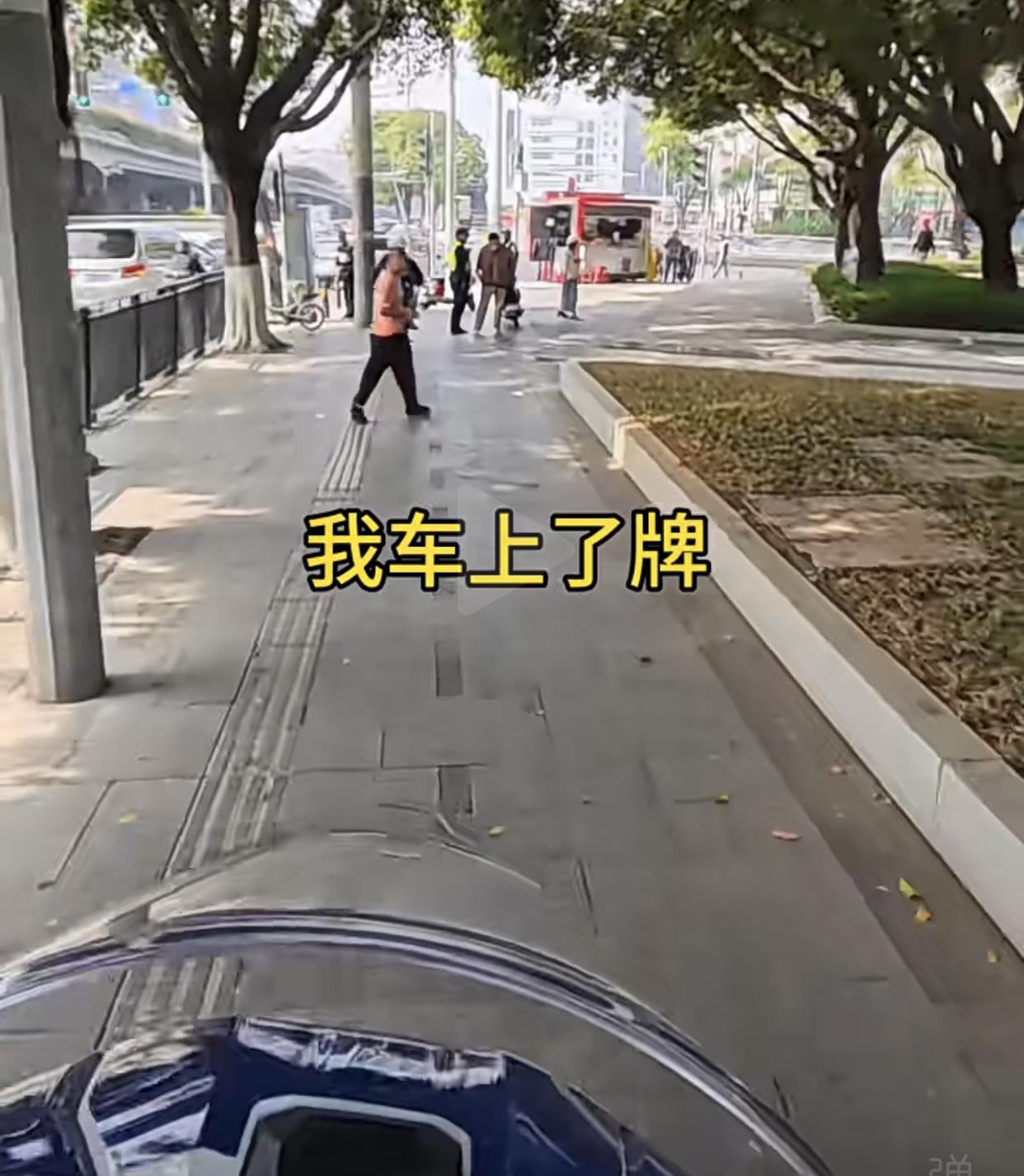 这名骑手以为车子上了牌又戴了头盔，叔叔不会理，到头还是没逃过叔叔的金星火眼。
