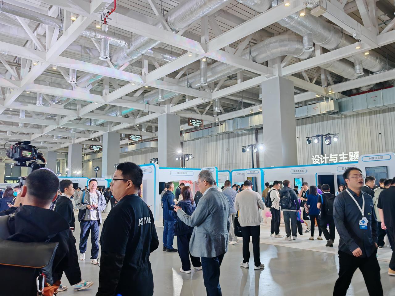 荣耀HGDC2025展区可真热闹啊，下午也去打打卡。
