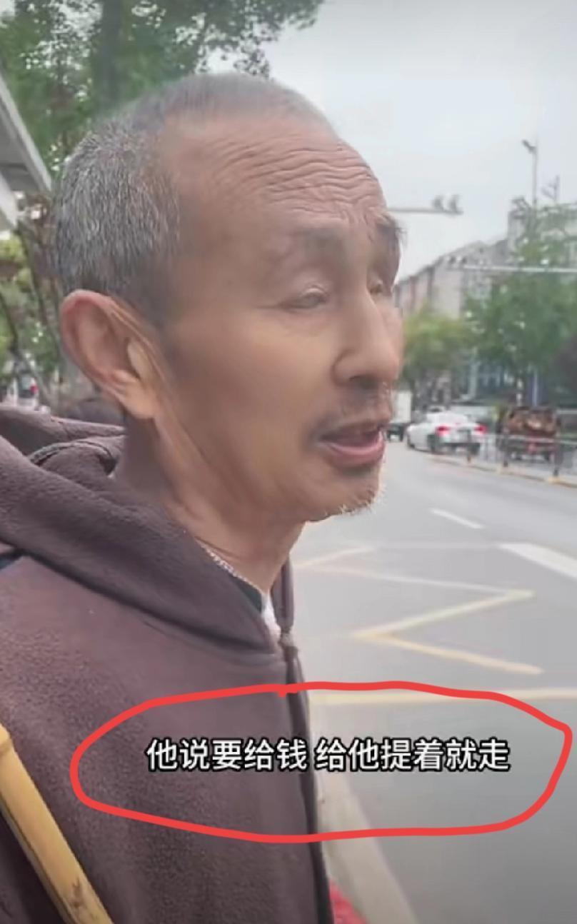 4月20日，湖北安陆。网友发视频称，盲人大爷常年靠做点小生意维持生计，卖鸡蛋时被