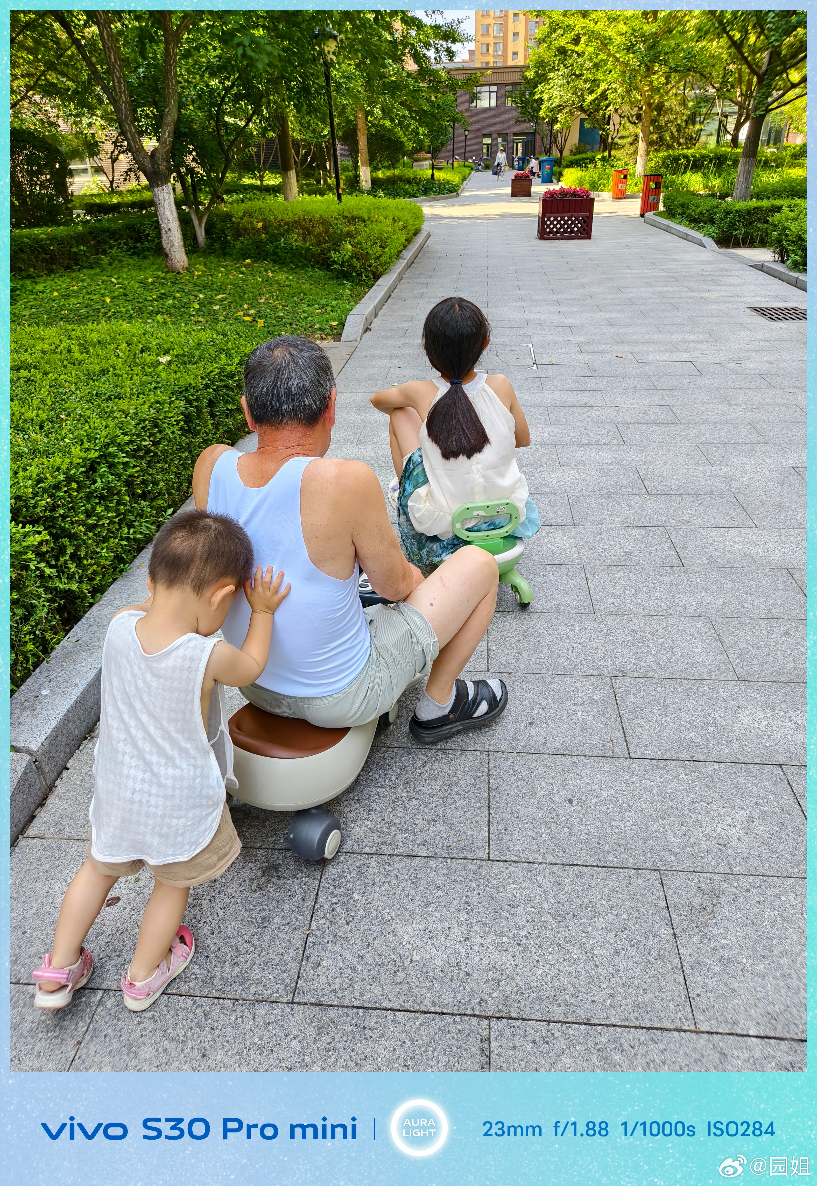 举报这个姥爷抢孙子的车，还让孙子推他玩[doge] ​​​