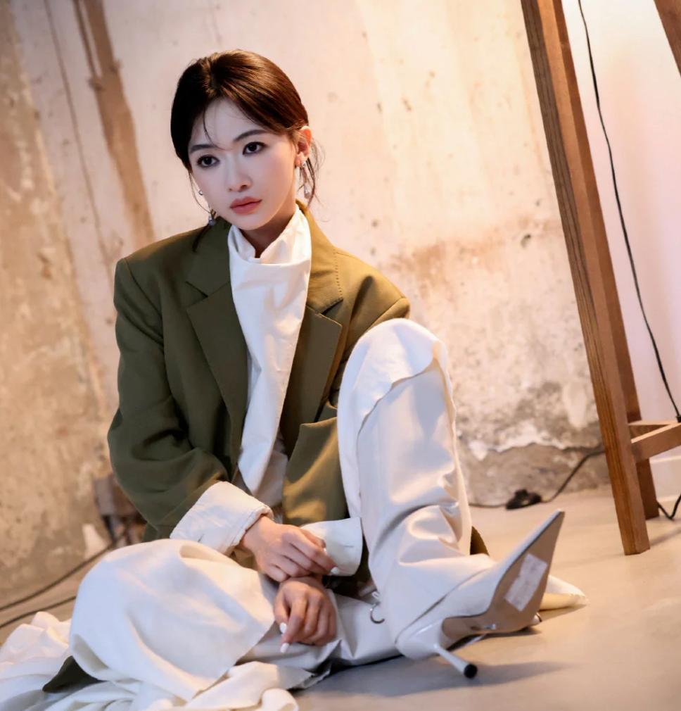 吴谨言又瘦了好多吴谨言产后复出瘦身效果惊人，深V礼服下肩胛骨线条清晰，纤瘦身形尽