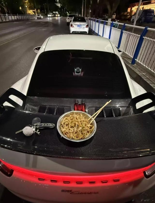 有要租赁尾翼小饭桌的吗！[笑cry] ​​​