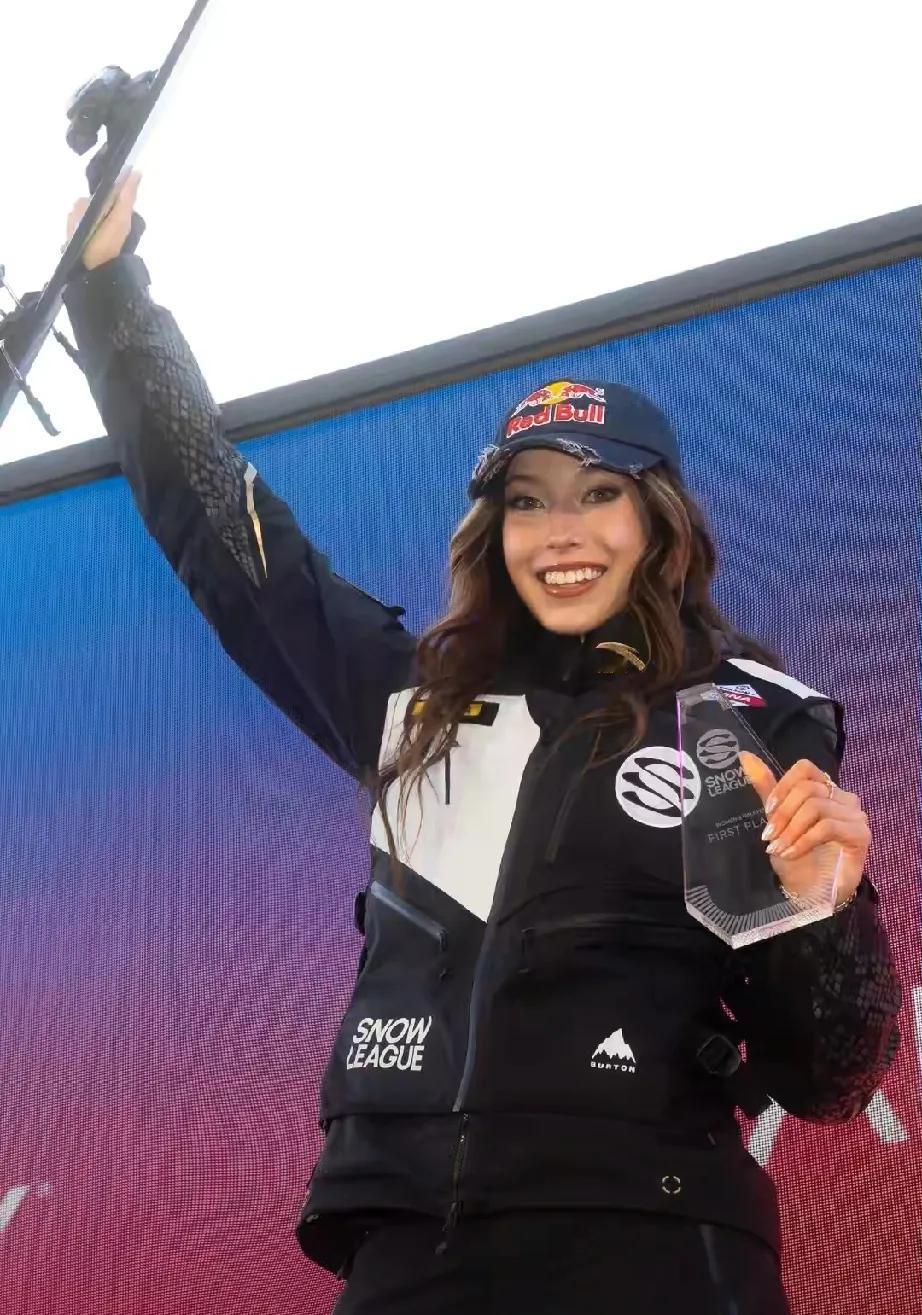 炸裂消息来袭！谷爱凌在雪盟中国站强势夺冠，直接燃爆全场！比赛现场，她一头卷发随风