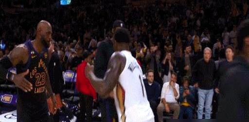 毁掉天才最快的刀，是评论席上的麦克风。
 
拿到21分的詹姆斯穿过人群，一把拉住