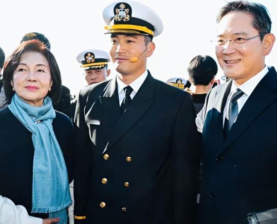 李在镕母亲洪罗喜根本不像已经80岁的老太太啊！
这外表形象与实际年龄根本不符啊！