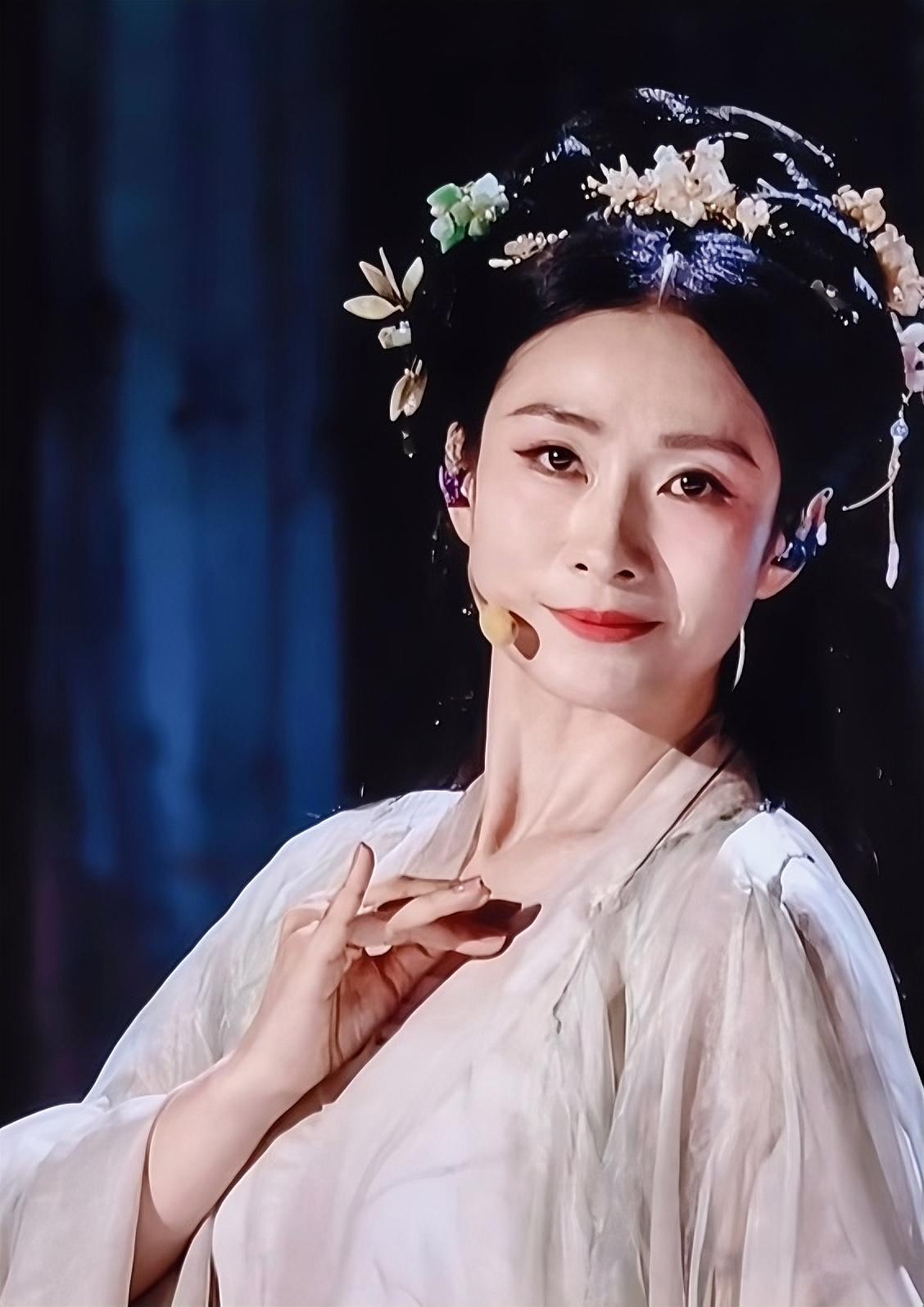 浪姐二公上半场淘汰的是：陶昕然。
12个姐姐，台下评审团每人手里仅有一票，让这场