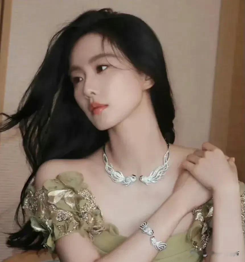 刘诗诗的脖子好长，原来这就叫天鹅颈，确实如此，天鹅颈很美。#刘诗诗美吗#