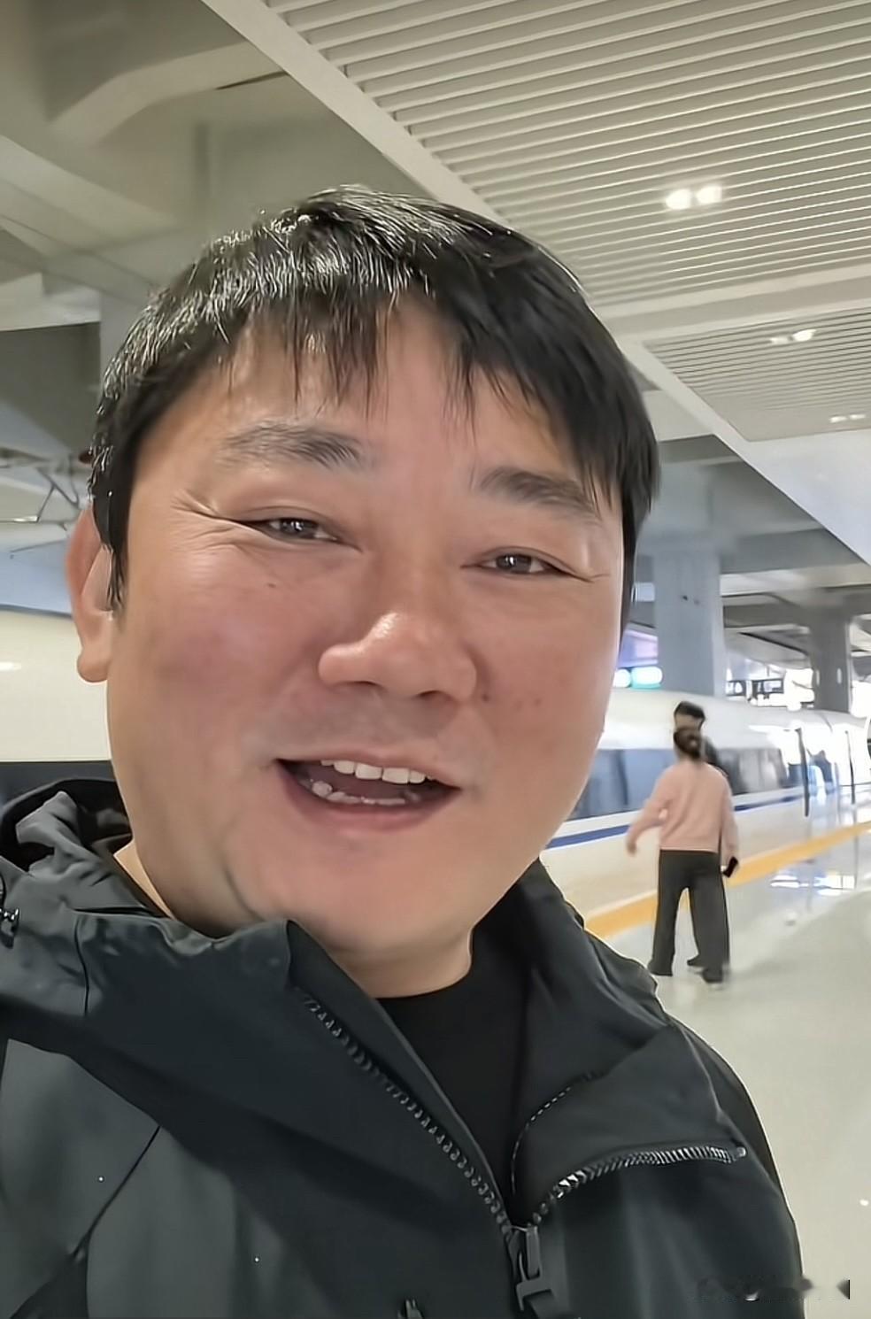 七律·贺张雪机车问鼎世界之巅
＿＿＿郭赋林（釜麟）

万里赛道起狂飙，
铁马嘶风