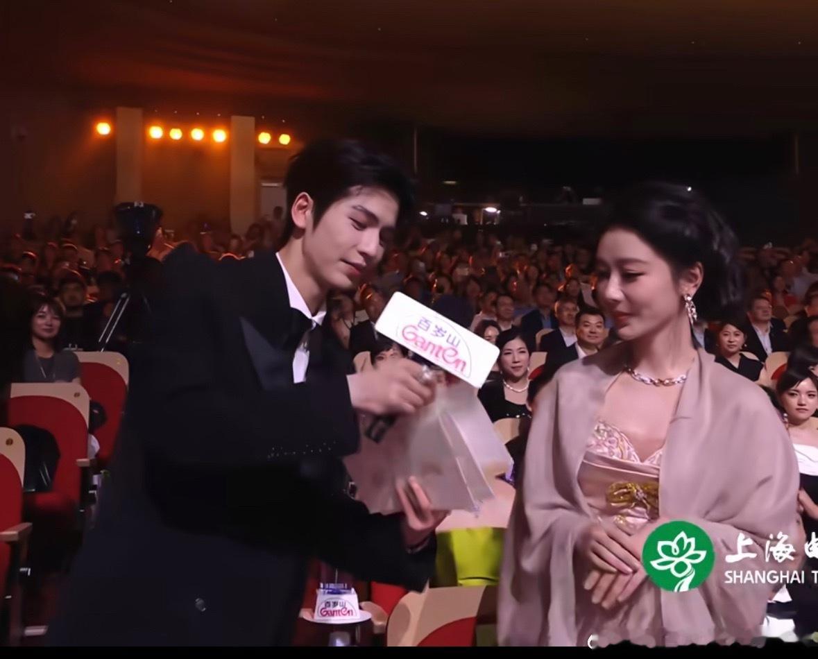 杨紫张凌赫摩羯座姐弟摩羯姐弟词条其实是个小乌龙，杨紫是天蝎座，张凌赫是摩羯座。白
