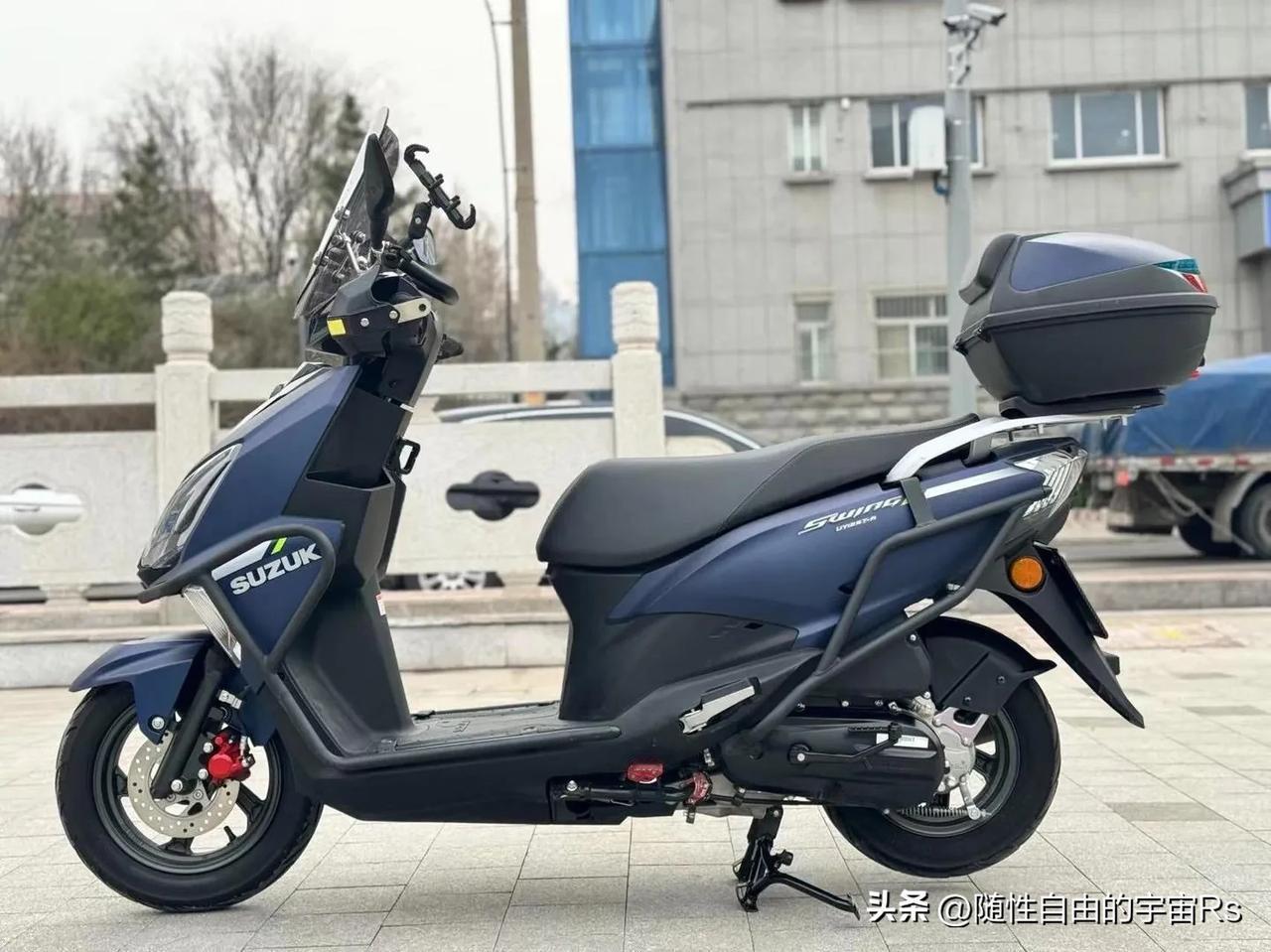 搞了一个大跨骑摩托，起了半年多，城市里红绿灯多，起步、换挡，还没跑多远就又得停下
