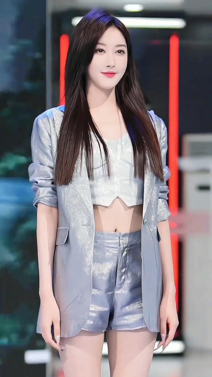 甜美少女风穿搭，银灰色套装搭配，清新自然！