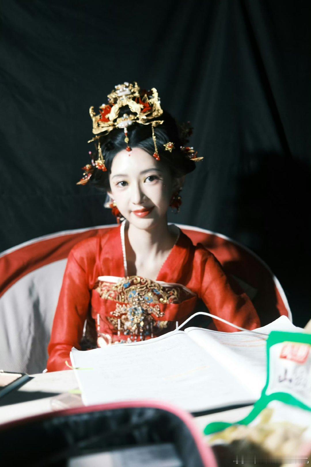 李奕臻 端阳帝姬红衣路透 哇哇哇！李奕臻在演员3里的阳帝姬红衣路透图来了！绝了，