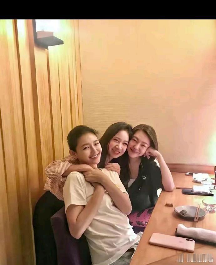 这几张照片是大S还没公开二婚时晒出来的，那时很多网友还夸她离婚后颜值回春。谁料当