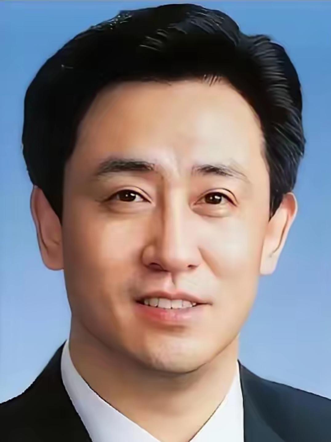 许家印原本长着一张温柔和顺的脸，是无边无际的欲望和道德缺失，使他的相貌变了样。