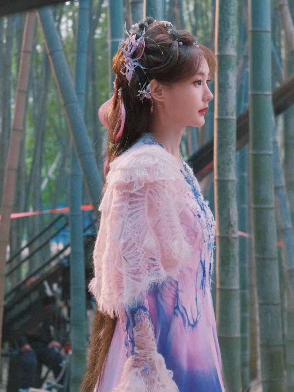 #李一桐蜘蛛精妆造# 哇哦[哇]李一桐的蜘蛛精清瞳妆造太美了吧！头上小蜘蛛装饰和