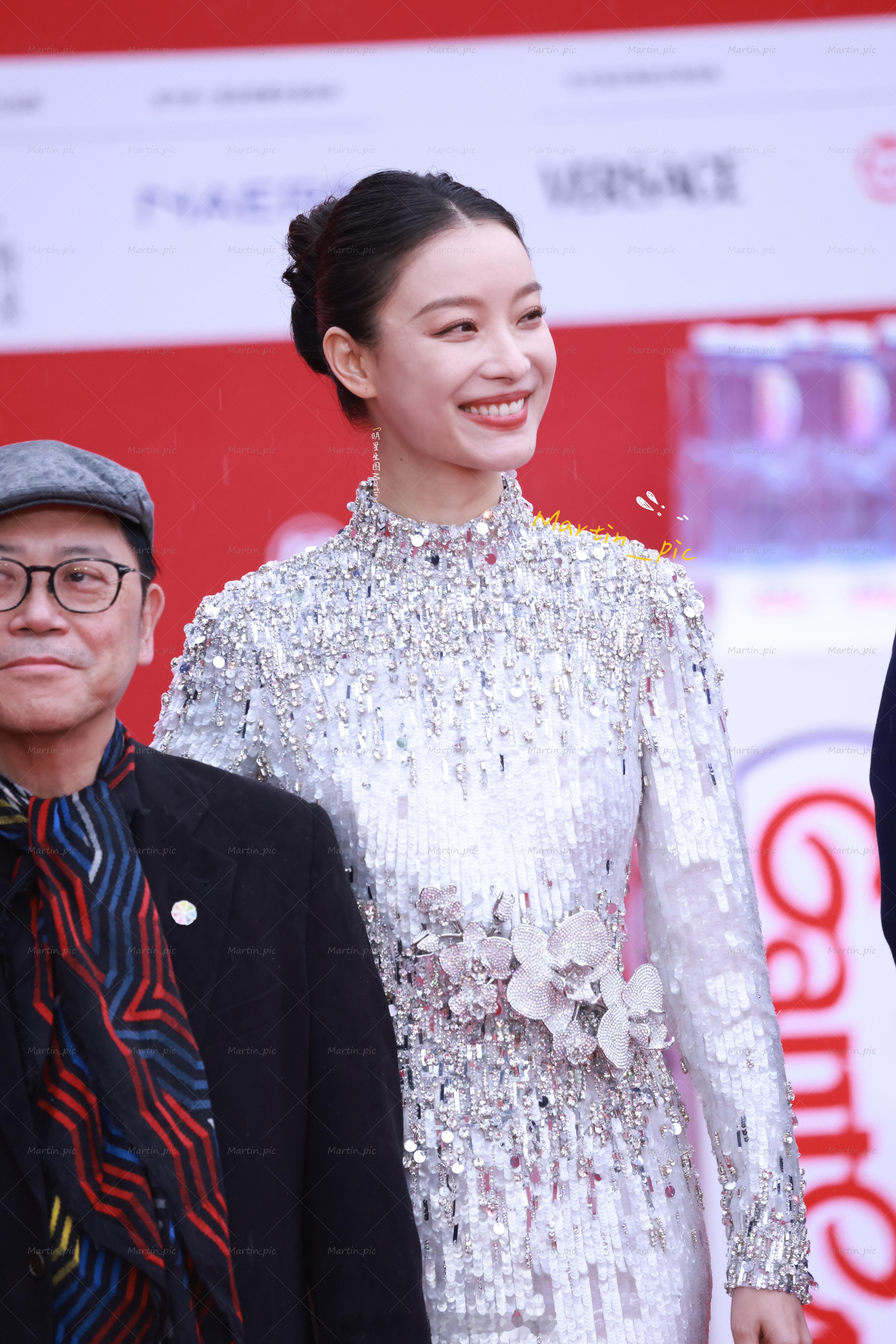 倪妮[超话] 倪妮北京国际电影节红毯生图气质卓绝的白天鹅，倪妮真是举手投足都透露